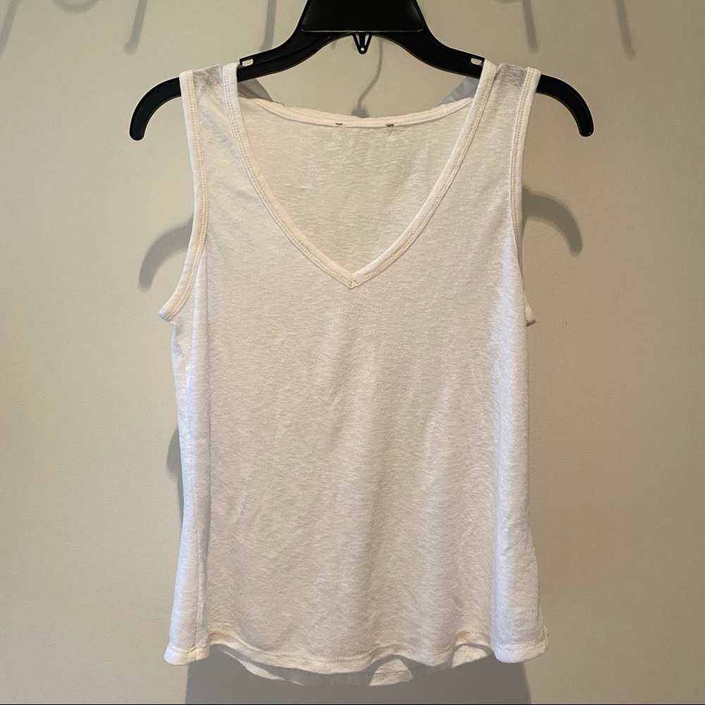 Free People Women’s White V-Neck Tank Top. Size Small